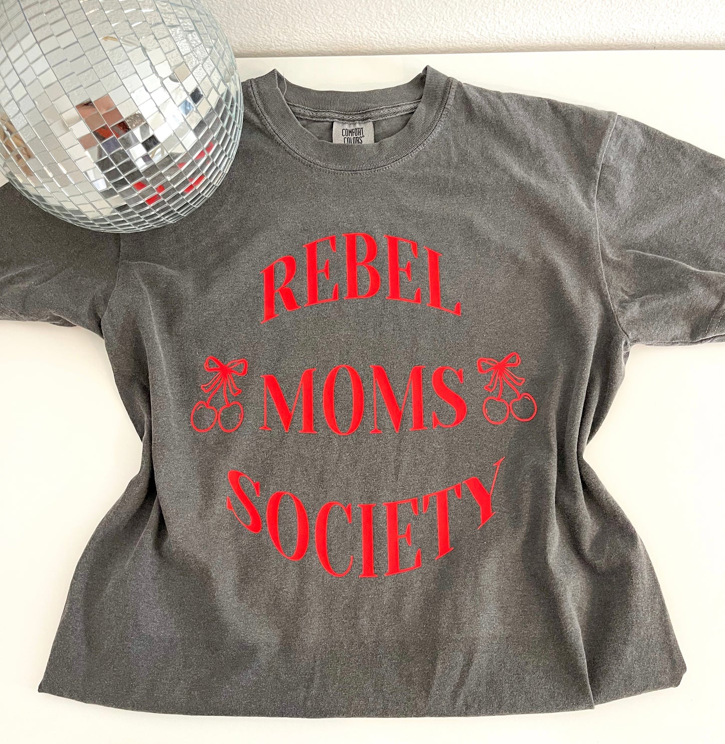 Rebel moms society graphic tee